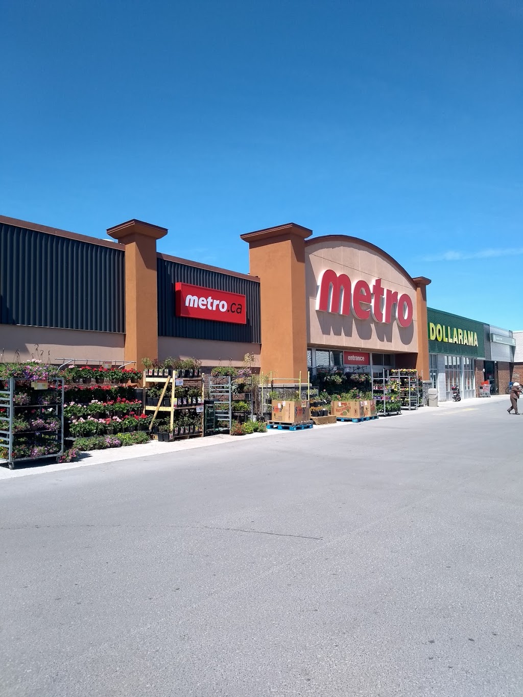 Arnprior Shopping Centre | 375 Daniel St S, Arnprior, ON K7S 3G8, Canada | Phone: (613) 622-1551