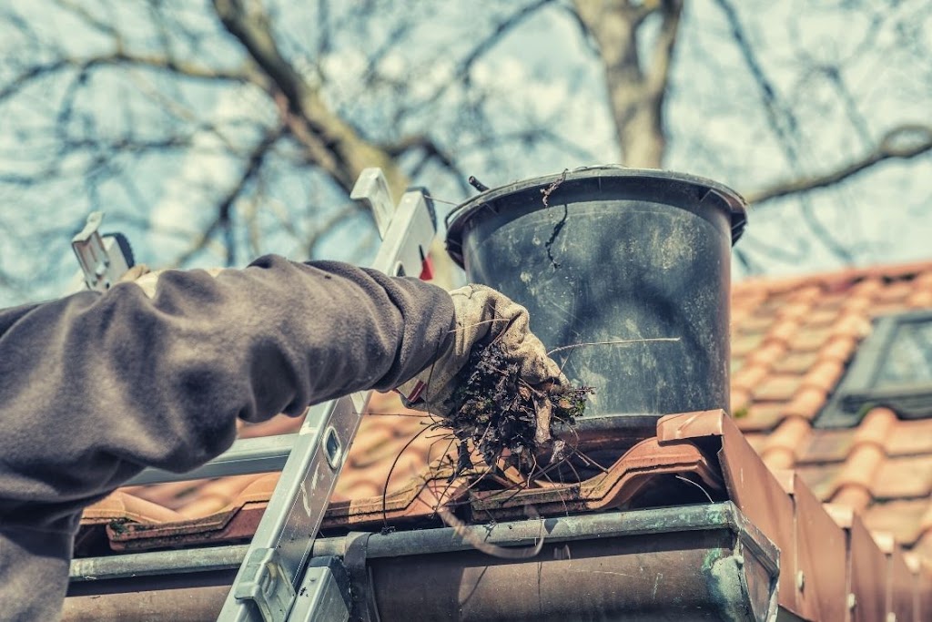 Montreal Gutter Cleaning | 8259 Chem. Mackle, Côte Saint-Luc, QC H4W 3L1, Canada | Phone: (438) 701-1363