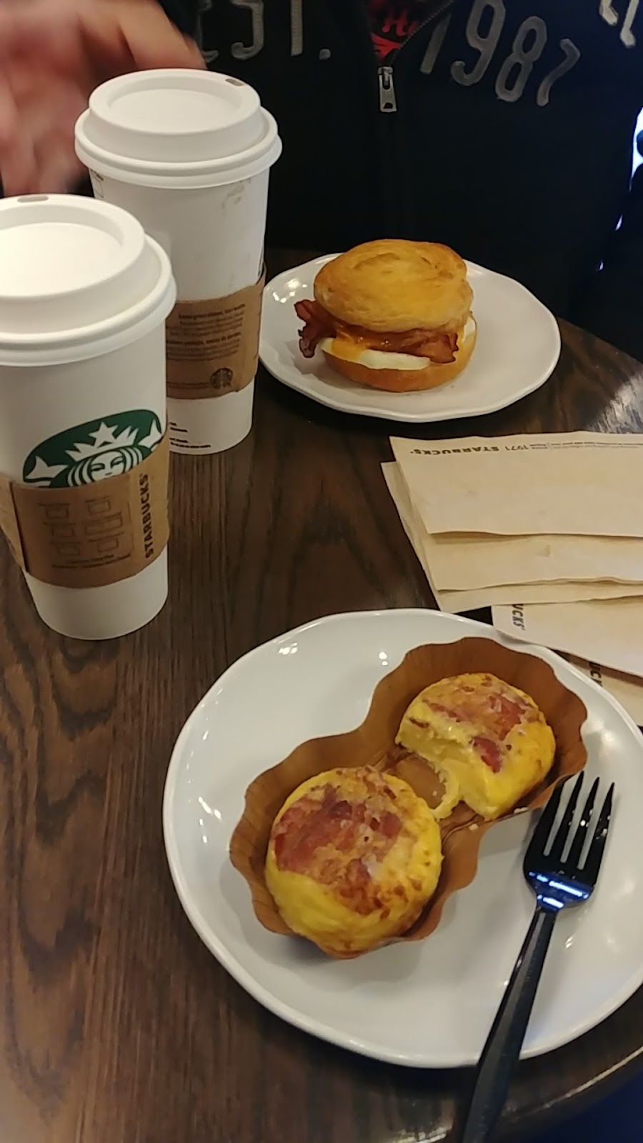 Starbucks | 1221 Canyon Meadows Dr SE, Calgary, AB T2J 6G2, Canada | Phone: (403) 278-8334