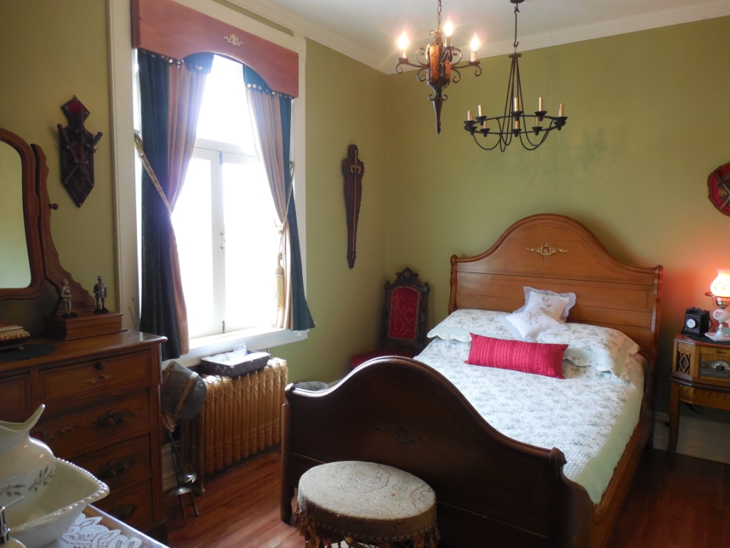 Gîte et Café-Bistro de la Tour | 300 Rue Sainte-Anne, Sainte-Anne-de-la-Pérade, QC G0X 2J0, Canada | Phone: (418) 325-1746