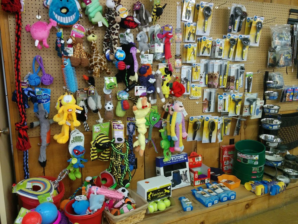 Hoskin Feed & Country Store | 171 Railway Ave, Komoka, London, ON N0L, Canada | Phone: (519) 657-1744