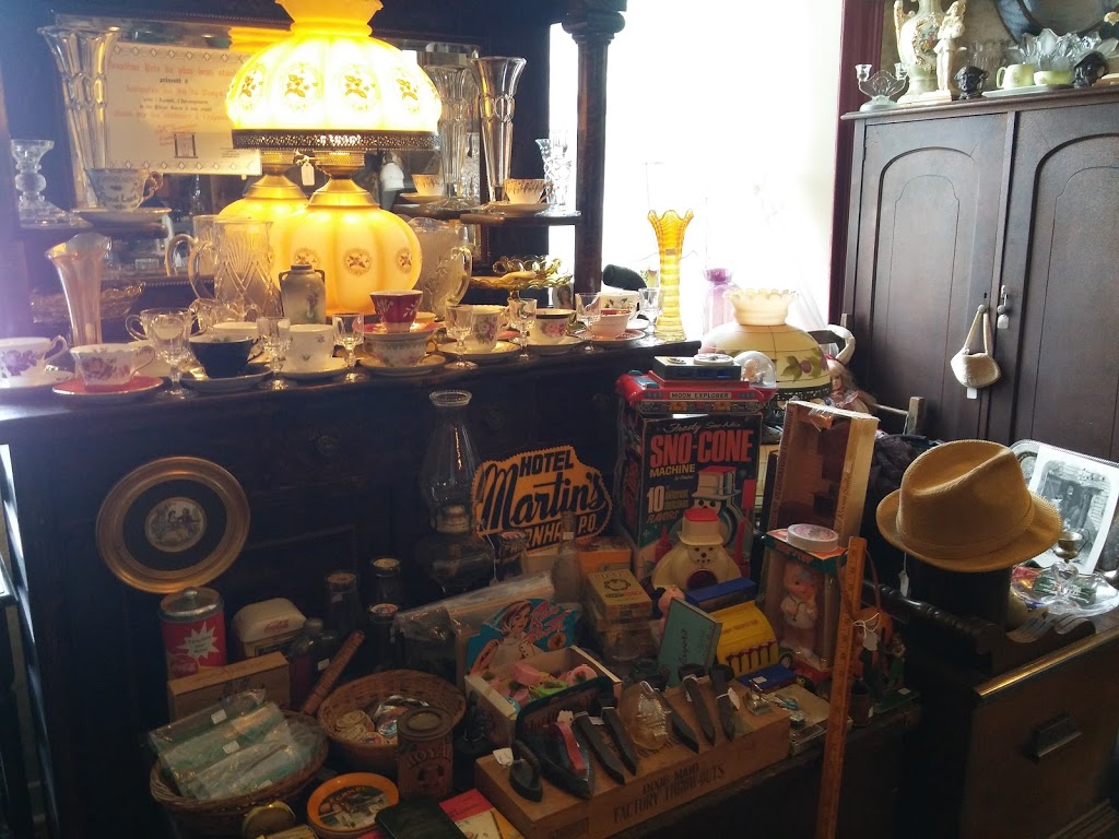 Antiquités Au Fil du Temps | 1 Rue Maple, Stanbridge East, QC J0J 2H0, Canada | Phone: (450) 248-1165