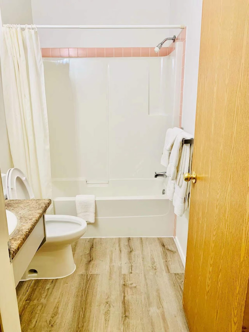 Bears Claw Lodge - Cache Creek | 1492 BC-97, Cache Creek, BC V0K 1H0, Canada | Phone: (250) 457-9705