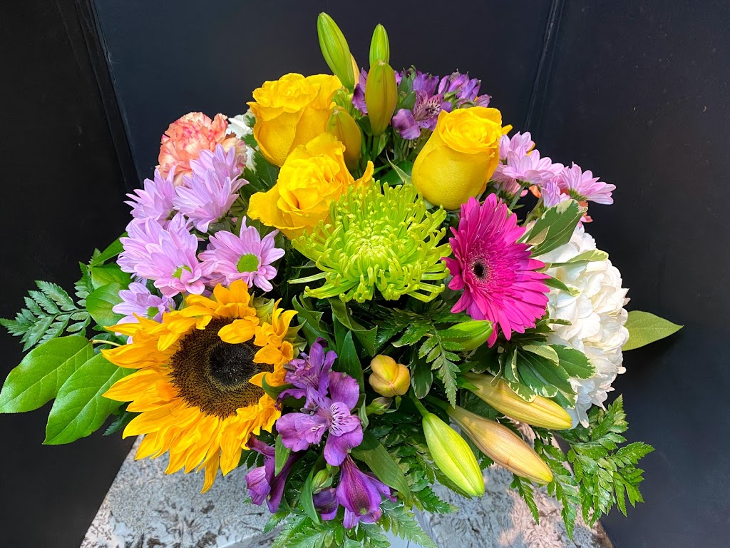 Millcroft Florist | 1940 Ironstone Dr #7, Burlington, ON L7L 0E4, Canada | Phone: (905) 331-6550