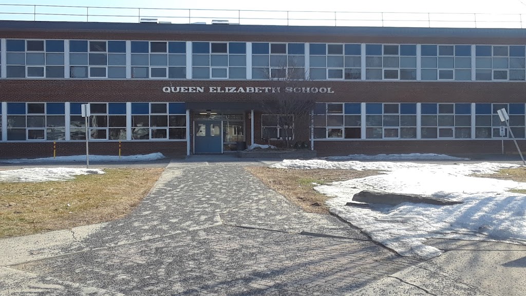 Queen Elizabeth Public School | 689 St. Laurent Blvd, Ottawa, ON K1K 3A6, Canada | Phone: (613) 746-3246