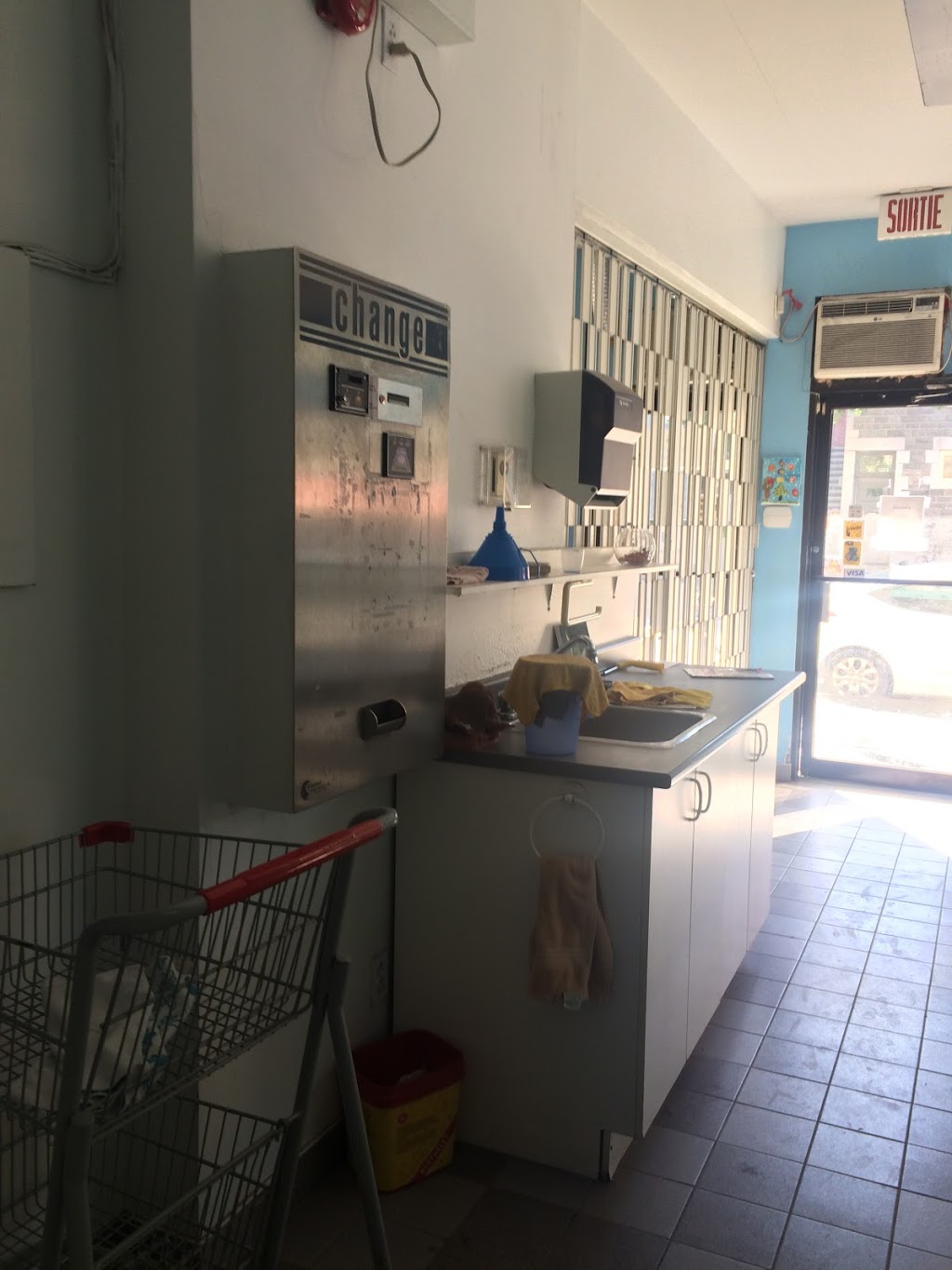The box cleaner Soap Laundry | 1201 Rue Saint-Zotique E, Montréal, QC H2S 1N6, Canada | Phone: (514) 274-2424
