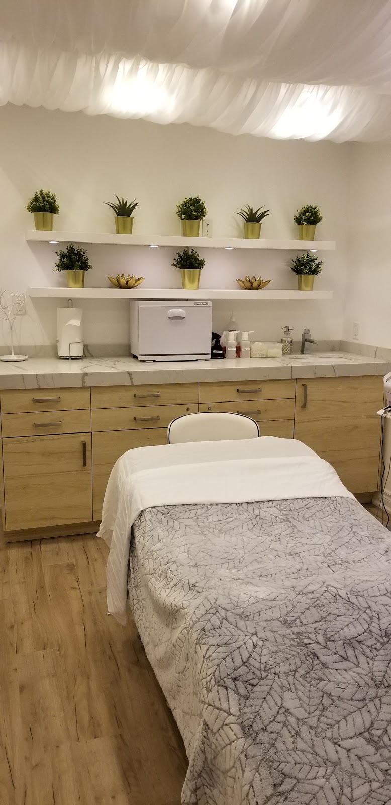 Urban-Beauty-Bar | 591 Royal York Rd, Etobicoke, ON M8Y 2S8, Canada | Phone: (647) 638-2123