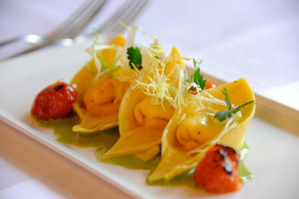 Rouge Traiteur | 5663 Av. Royalmount, Mont-Royal, QC H4P 2P9, Canada | Phone: (514) 991-3341