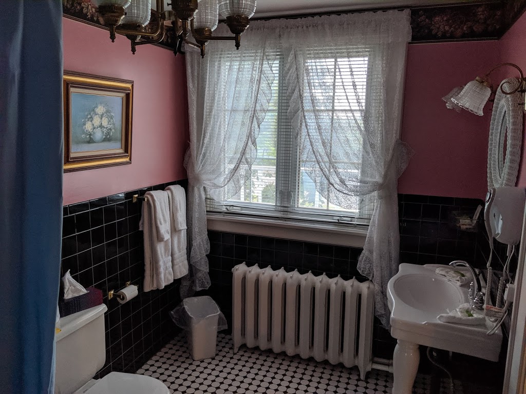 Chestnut Inn | 4983 River Rd, Niagara Falls, ON L2E 3G6, Canada | Phone: (905) 374-7623