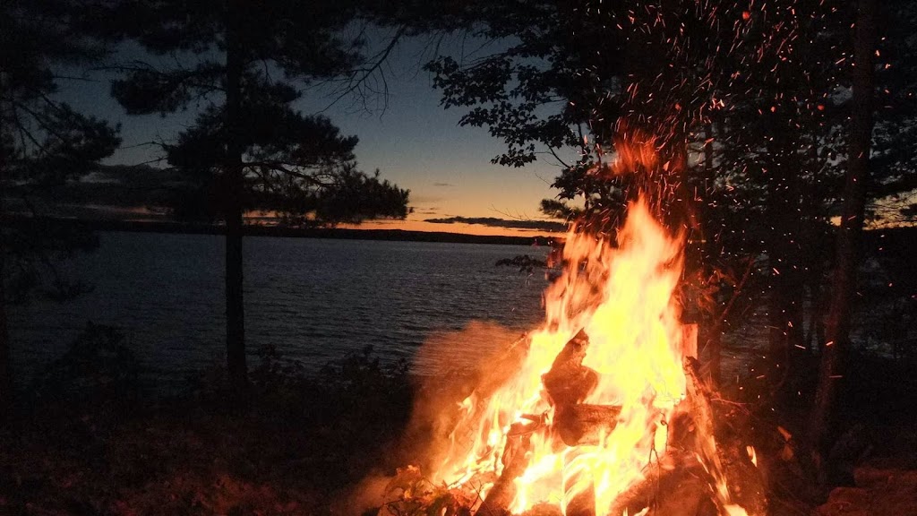 Holden Lake Lodge | 121 Chem. du Soleil, Rapides-des-Joachims, QC J0X 3M0, Canada | Phone: (613) 602-2297