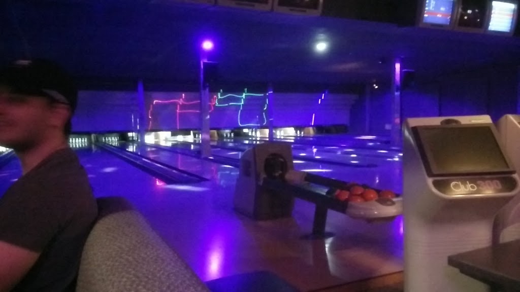 Club 300 Longueuil Bowling Quilles & Karaoké | 1626 Boulevard Taschereau, LeMoyne, QC J4P 3M9, Canada | Phone: (450) 671-7892