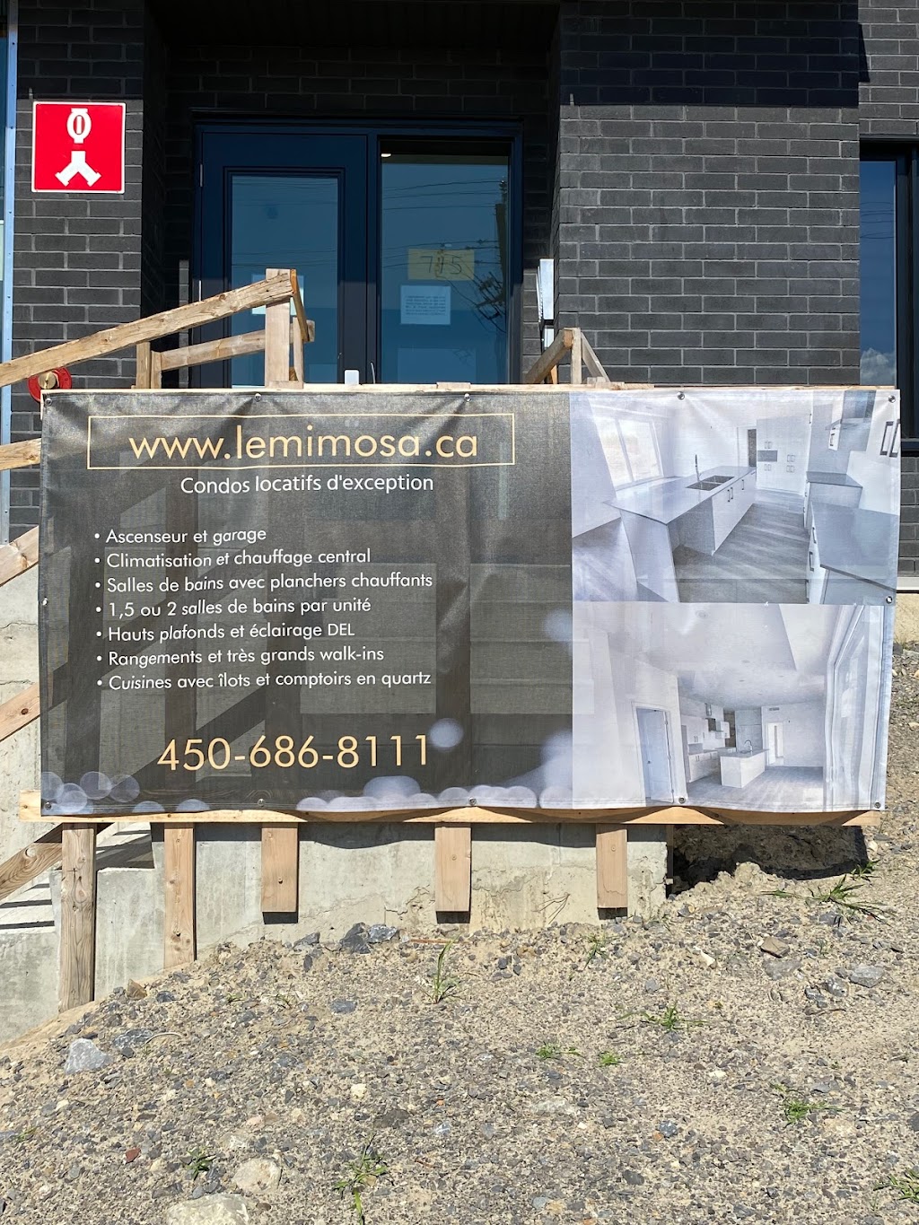 Le Mimosa | 715 Mnt Montrougeau, Laval, QC H7P 3M1, Canada | Phone: (450) 686-8111