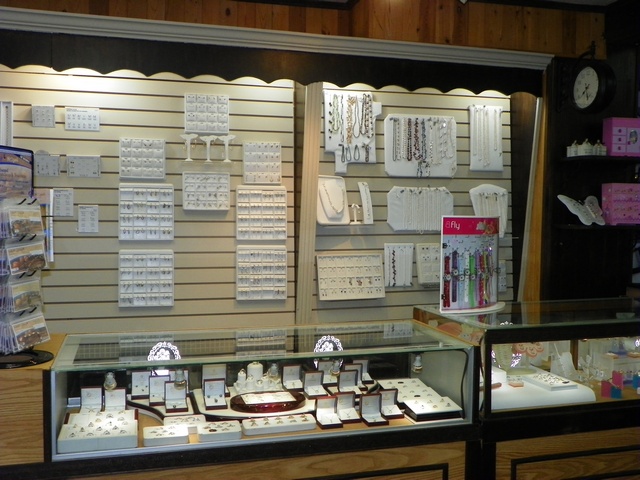 Bijouterie St-Arneault | 1362 Rue dActon, Acton Vale, QC J0H 1A0, Canada | Phone: (450) 546-2493