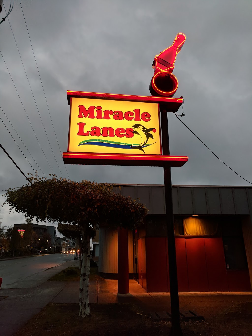 Miracle Lanes | 2375 Bevan Ave, Sidney, BC V8L 4M9, Canada | Phone: (250) 656-2431