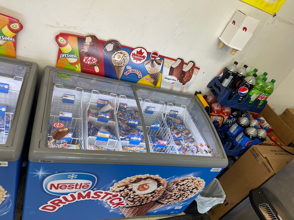 Lucky R convenient | 375 Épinettes Ave unit 2, Orléans, ON K1E 3E6, Canada | Phone: (613) 590-0670