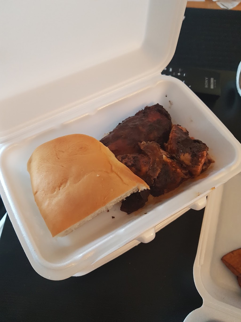 Roses Halal Kitchen | 1960 Lawrence Ave E, Scarborough, ON M1R 2Z1, Canada | Phone: (416) 546-5375