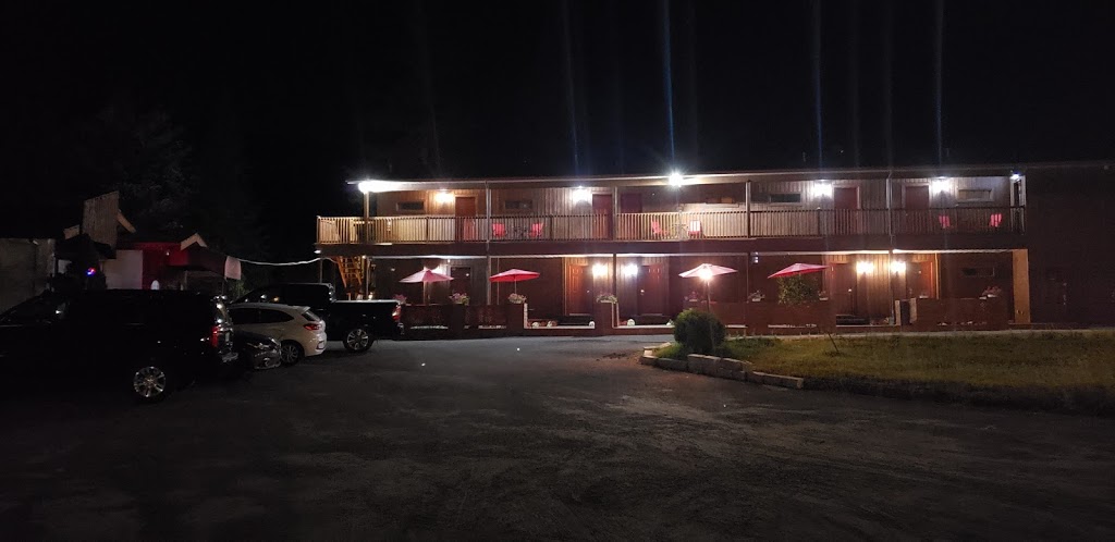 Hotel Restaurant le Petit Lac | 2010 Chemin Pierre Péladeau, Sainte-Adèle, QC J8B 1Z5, Canada | Phone: (450) 745-4545