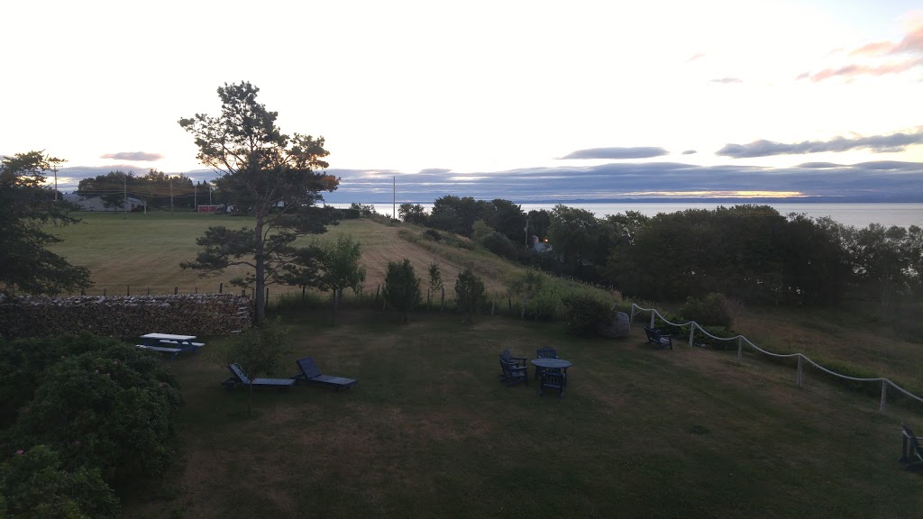 Auberge Les Eglantiers | 82 Chemin de la Baleine, La Baleine, QC G0A 2A0, Canada | Phone: (418) 438-2500