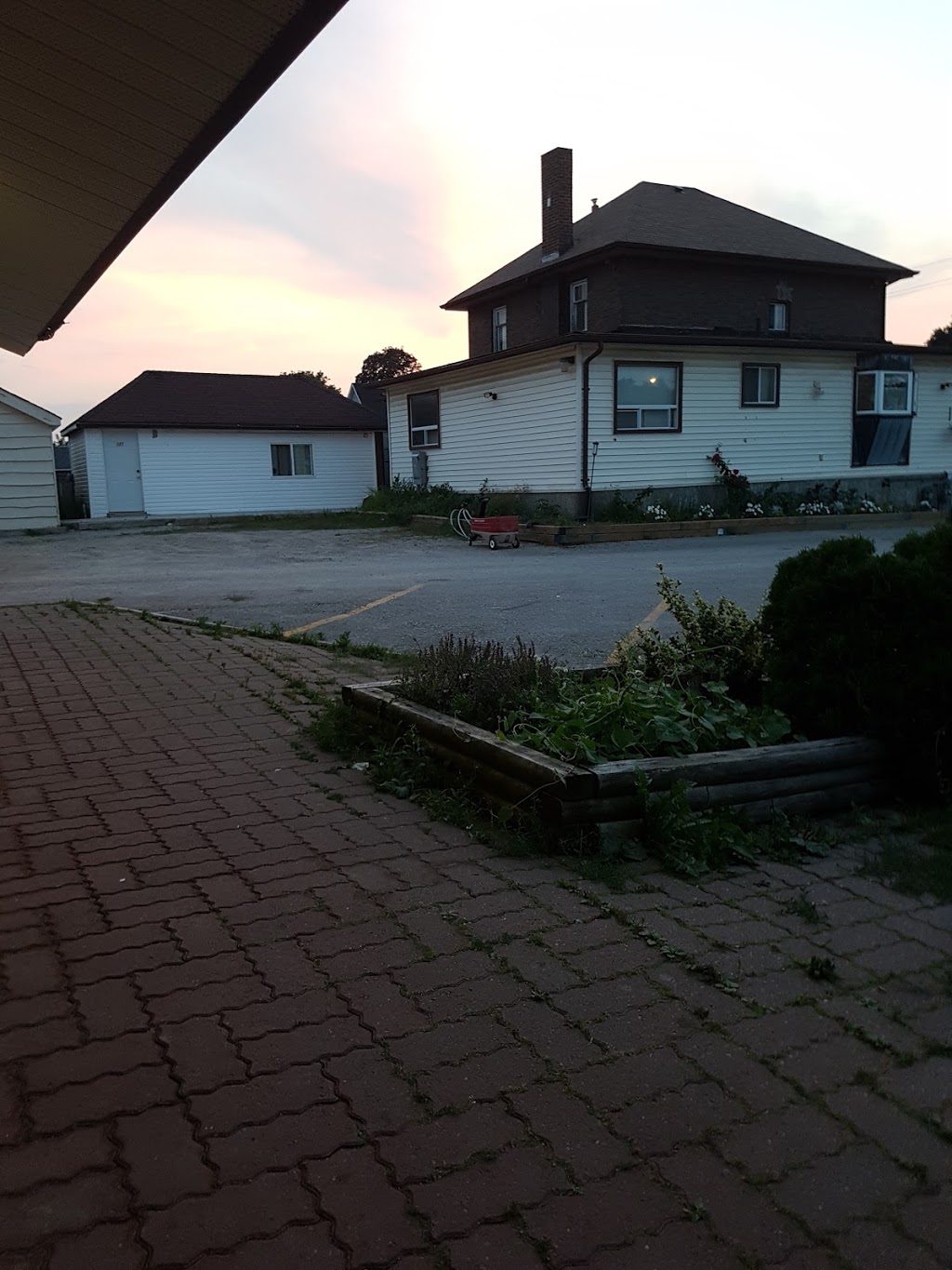 Pine Ridge Motel | 1607 Durham Regional Hwy 2, Courtice, ON L1E 2R7, Canada | Phone: (905) 436-2080
