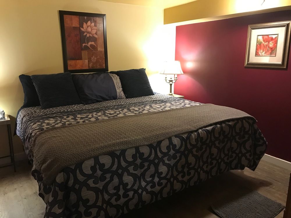 The Inn at Peters Players | 830 Muskoka Rd S, Gravenhurst, ON P1P 1K3, Canada | Phone: (705) 687-2117