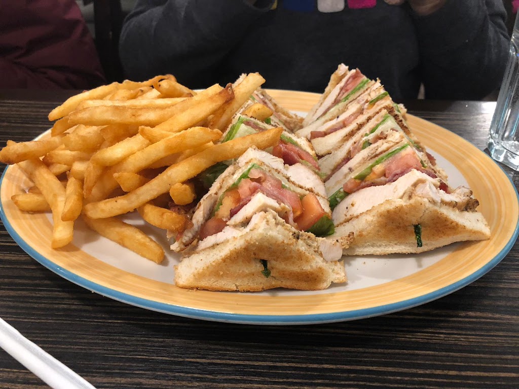 Johns Family Restaurant | 1 Fisherman Dr, Brampton, ON L7A 2X9, Canada | Phone: (905) 840-8888