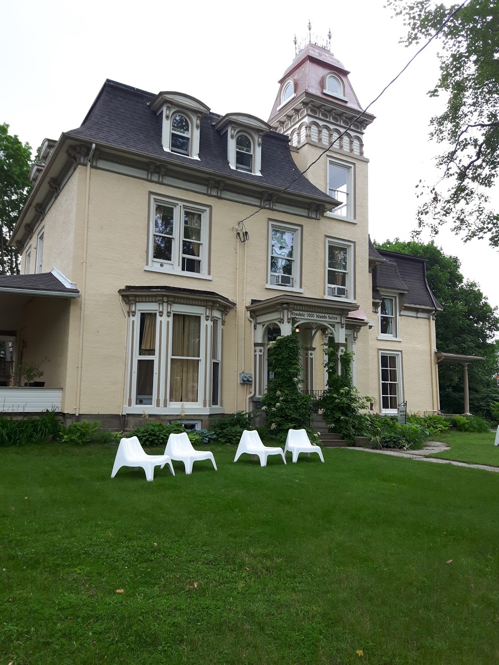 Absolute 1000 Islands Suites | 22 Church St, Gananoque, ON K7G 2M8, Canada | Phone: (613) 777-4122