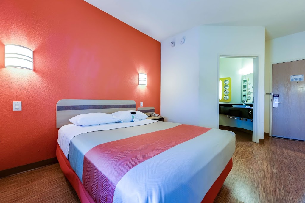 Motel 6 Toronto - Mississauga | 2935 Argentia Rd, Mississauga, ON L5N 8G6, Canada | Phone: (905) 814-1664