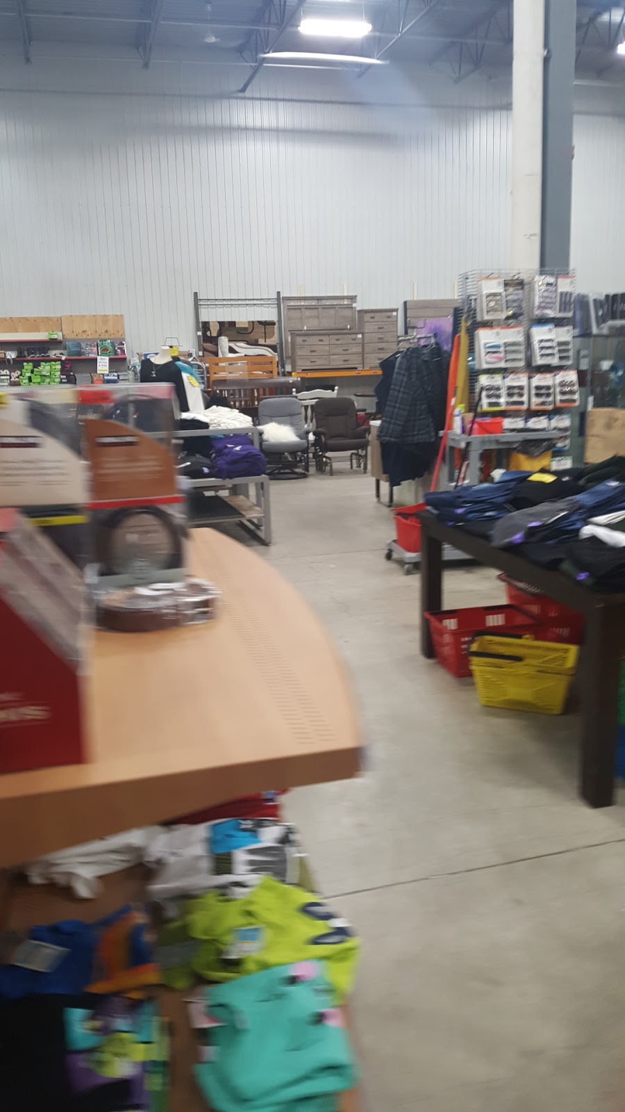 Meubles & Davantage | 1555 Boulevard Industriel, Farnham, QC J2N 2X3, Canada | Phone: (450) 293-4727