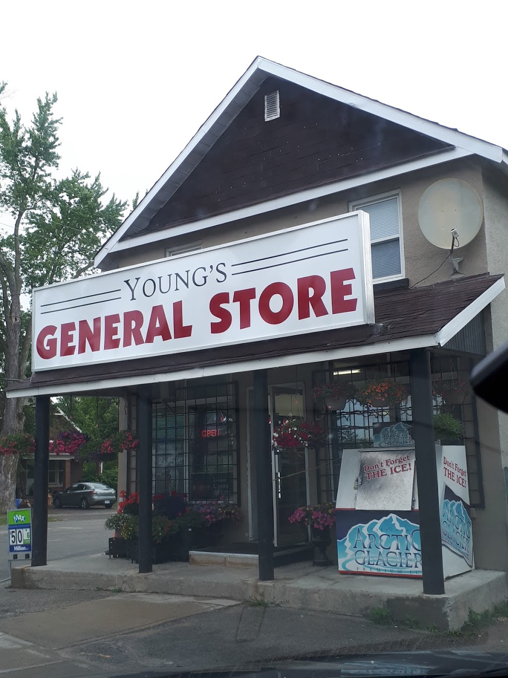Yongs General Store | 1 Cross St, Angus, ON L0M 1B0, Canada | Phone: (705) 424-7758