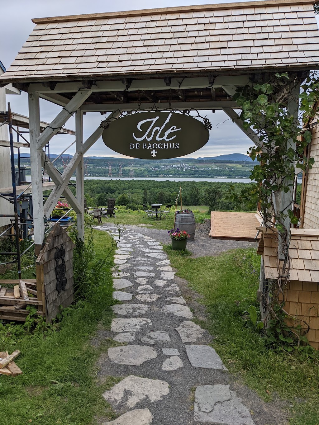 Vignoble Isle de Bacchus | p.1141, 1335 Chem. Royal c, Saint-Pierre, QC G0A 4E0, Canada | Phone: (418) 828-9562
