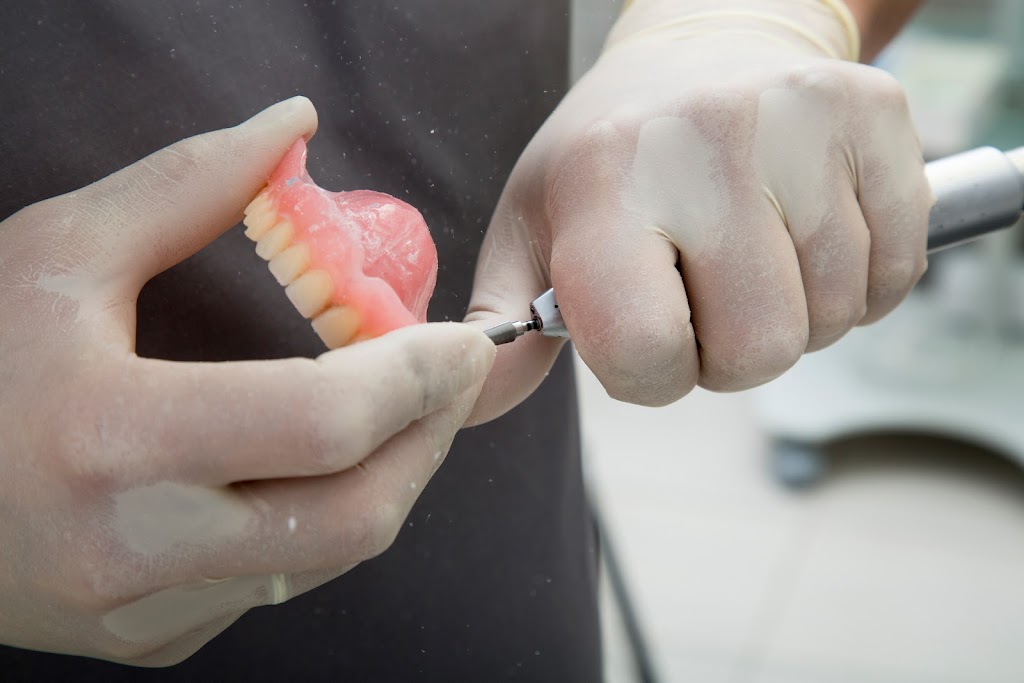 Alain Robillard Denturologiste | 682 Chem. de Saint-Jean, La Prairie, QC J5R 2L4, Canada | Phone: (450) 444-4789
