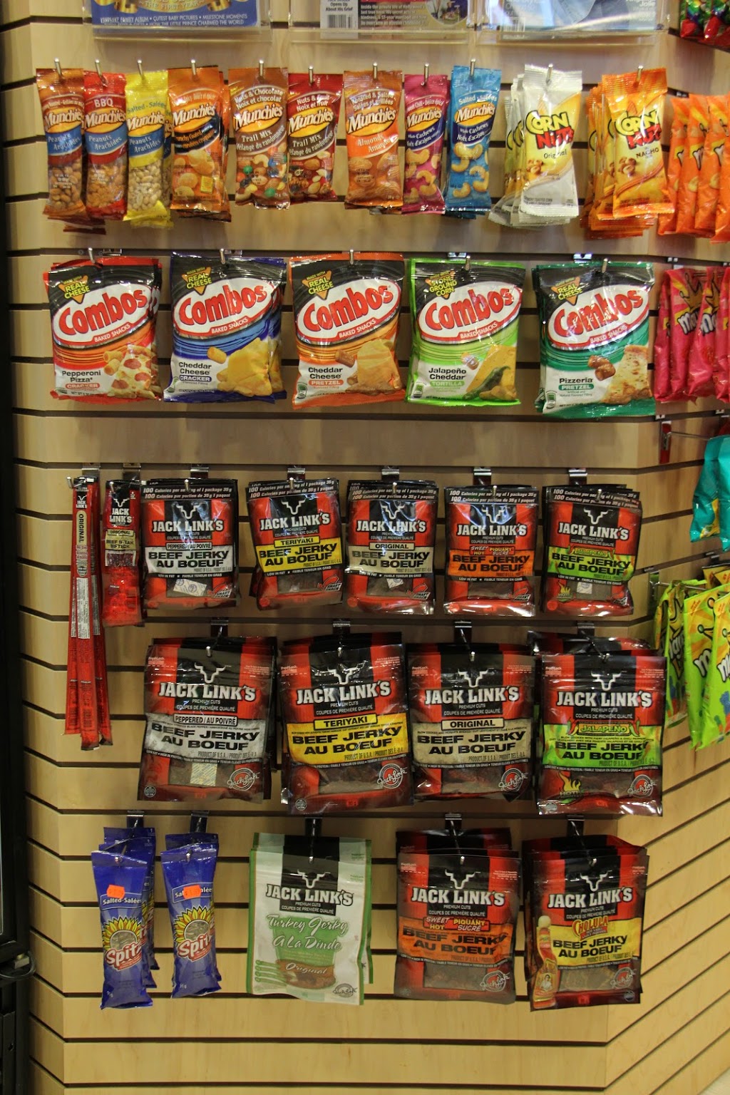 Gateway Newstands | 300 Taylor Rd, Niagara-on-the-Lake, ON L0S 1J0, Canada | Phone: (905) 688-9000
