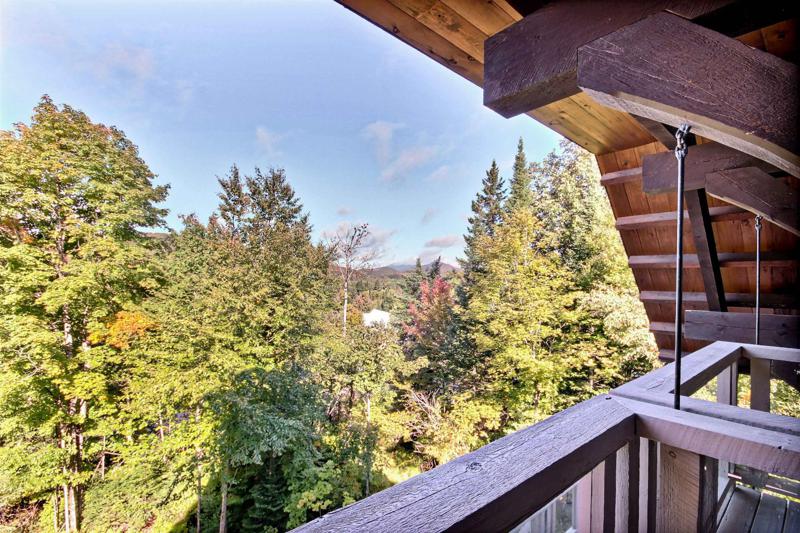 Chalet du Rêve Tremblant | 34 Chem. des Pruches, Lac-Supérieur, QC J0T 1J0, Canada | Phone: (416) 735-2311