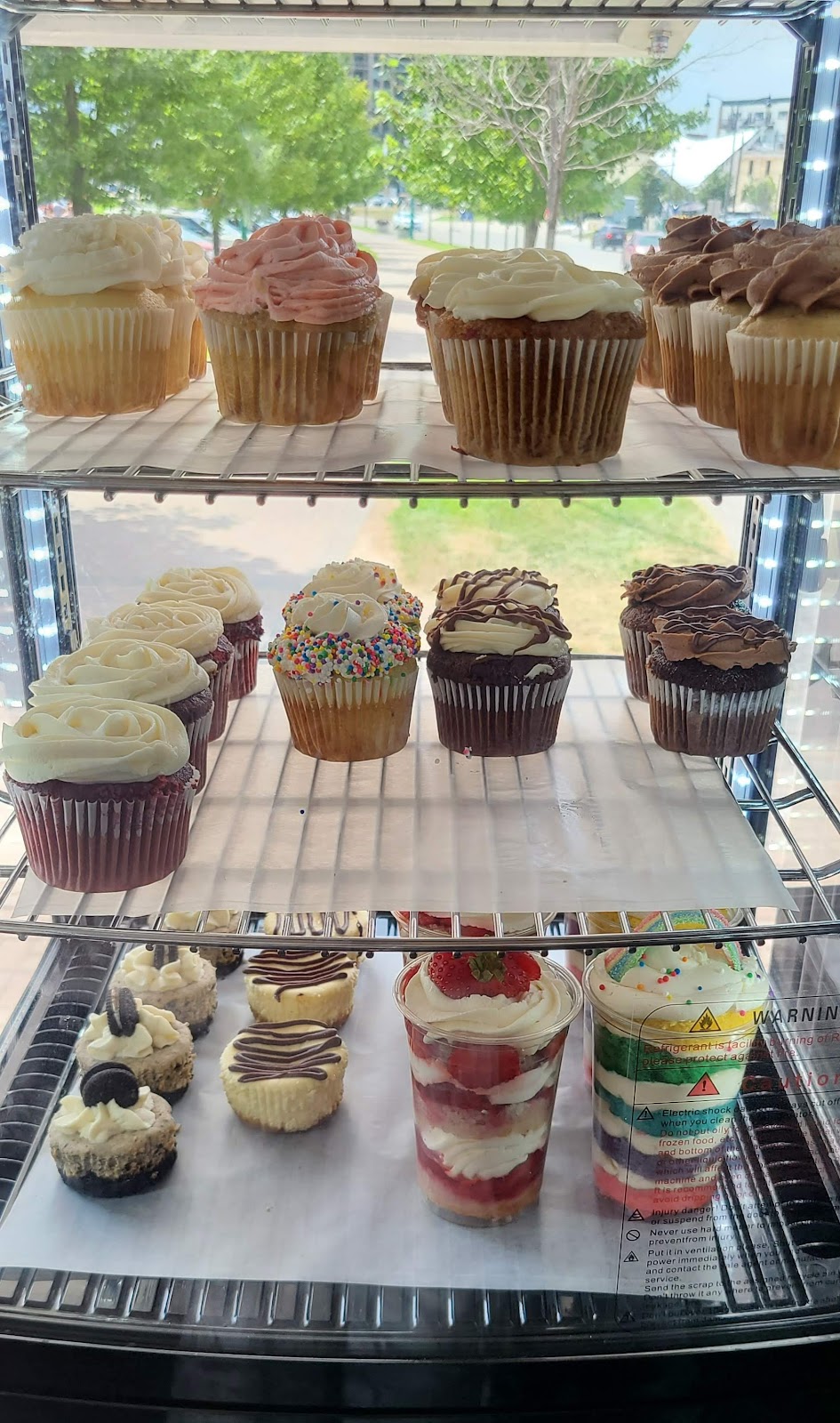 The Awesome Cupcake Co | 6 Simcoe St, Barrie, ON L4M 1L6, Canada | Phone: (705) 302-3717