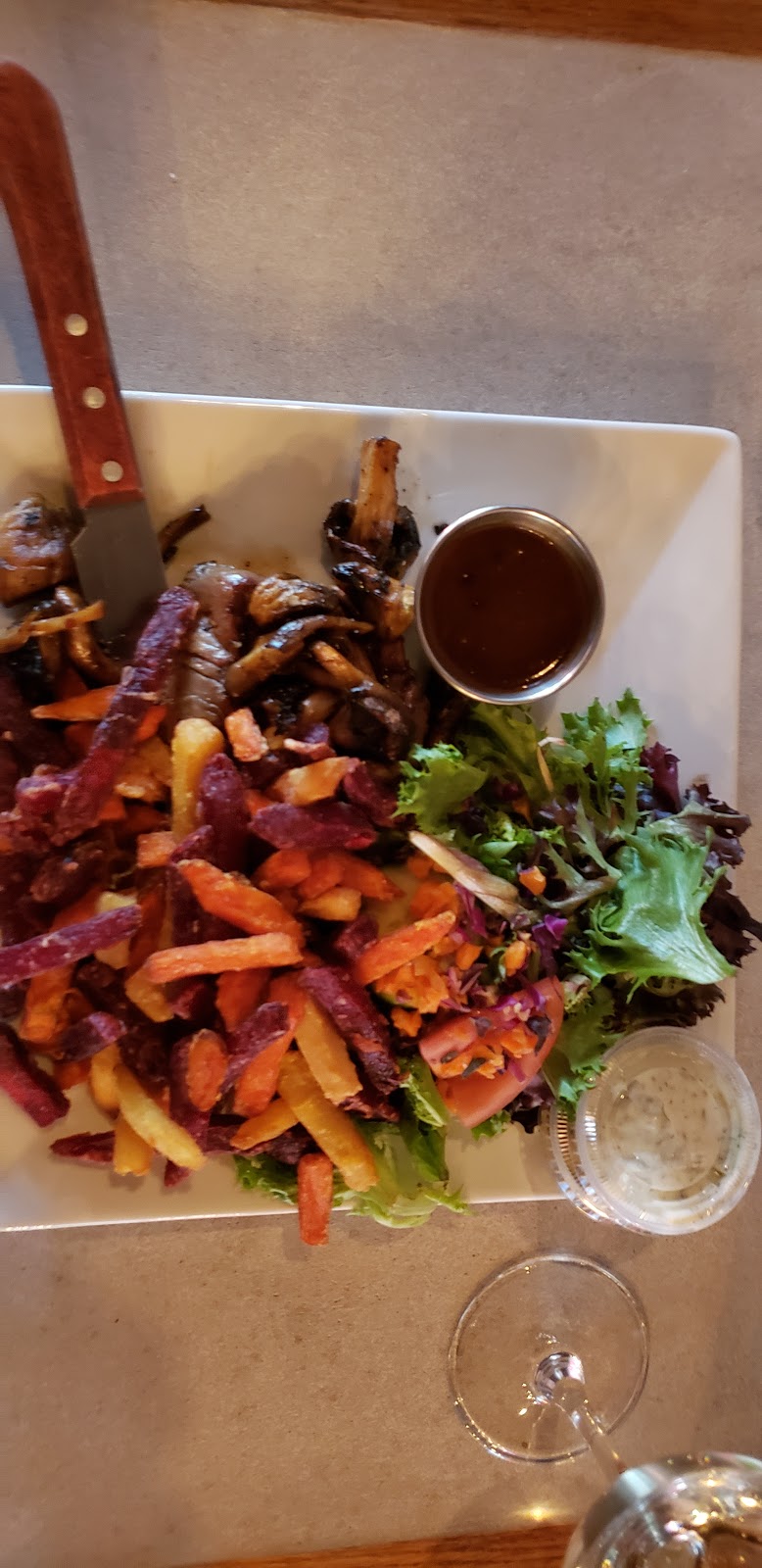 Le Tusk, cuisine et bar | 490 Rue de Frontenac, Berthierville, QC J0K 1A0, Canada | Phone: (450) 836-5060
