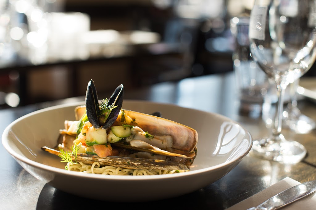 Bistro 4 Saisons | 4940 Chemin du Parc, Orford, QC J1X 7N9, Canada | Phone: (819) 847-2555