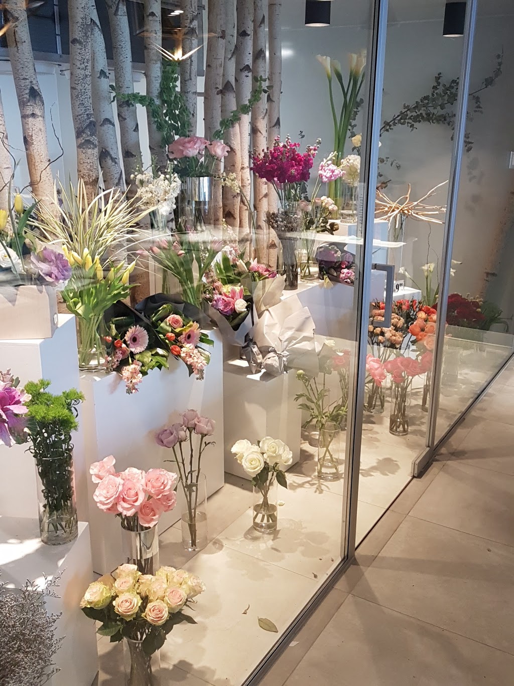 Lelili Fleurs | 709 Boulevard Curé-Labelle, Laval, QC H7V 2T8, Canada | Phone: (450) 687-7778