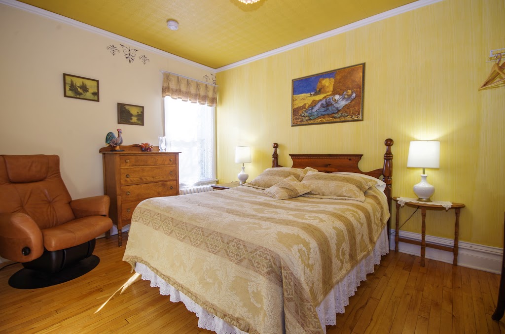 A Tout Venant B & B | 20 Rue Bellevue, Magog, QC J1X 3H2, Canada | Phone: (888) 611-5577