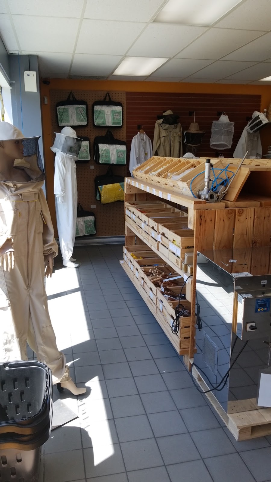 ApiHex Beekeeping Supplies | 500 Rue Léger, Rivière-Beaudette, QC J0P 1R0, Canada | Phone: (855) 666-3233