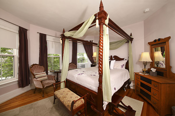 Summerside Inn Bed and Breakfast | 98 Summer St, Summerside, PE C1N 3J2, Canada | Phone: (905) 467-1265