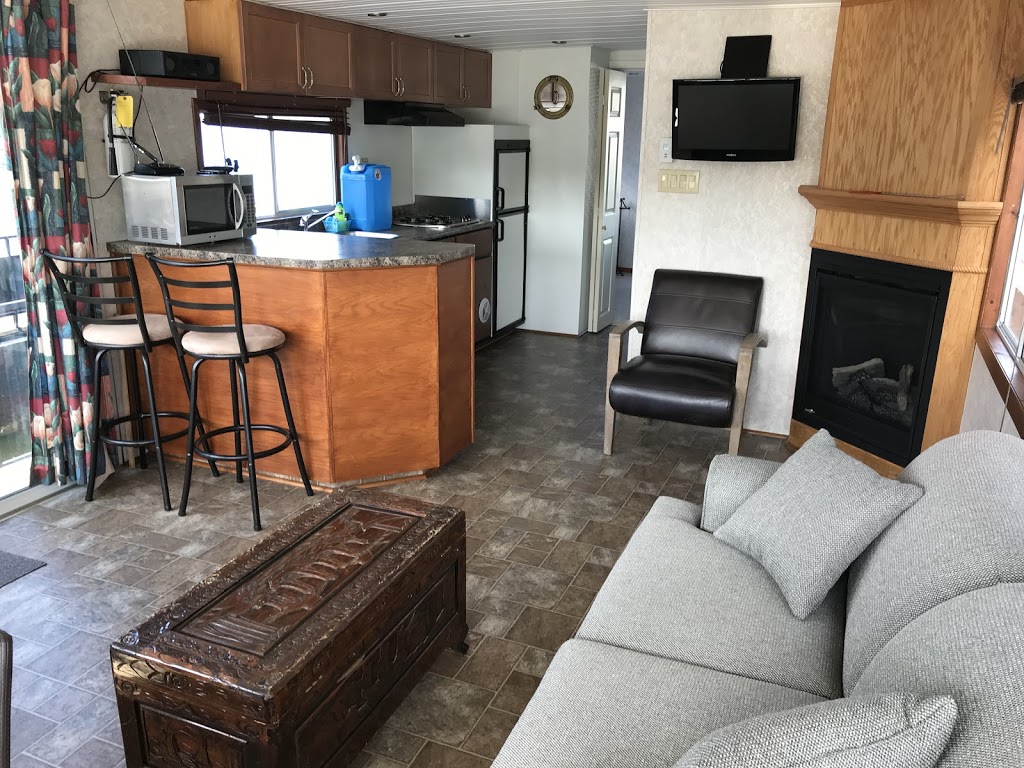 Happy Days Houseboat Rental ltd. | 5 Colony Rd, Bobcaygeon, ON K0M 1A0, Canada | Phone: (877) 475-2997