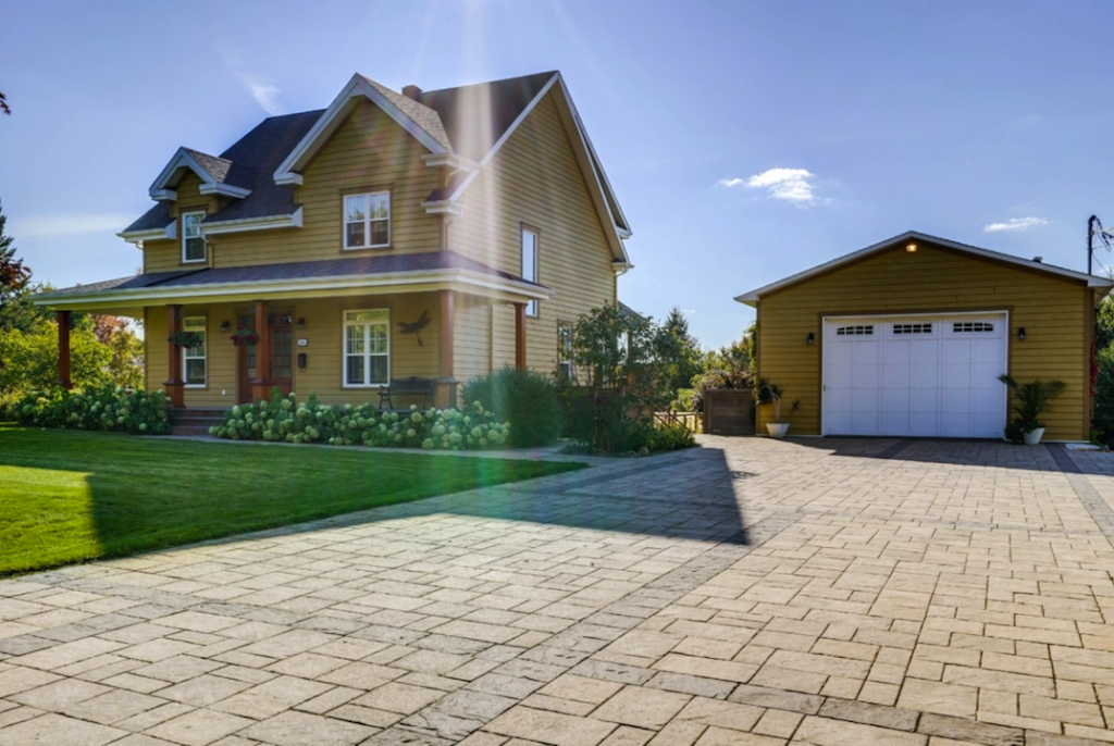 Sylvie Ducharme Courtier immobilier Remax Extra | 255 Rue Guillaume Cheval, Mont-Saint-Hilaire, QC J3H 6H9, Canada | Phone: (514) 217-8650