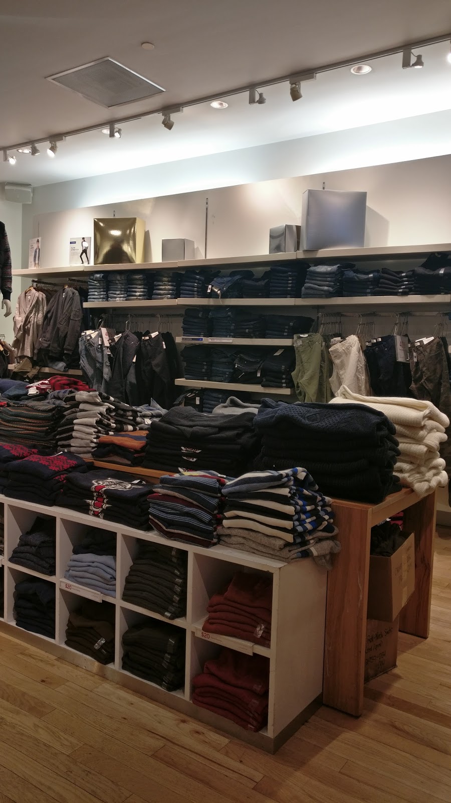 Gap | Yorkdale Shopping Centre, 3401 Dufferin St, North York, ON M6A 2T9, Canada | Phone: (416) 783-5684