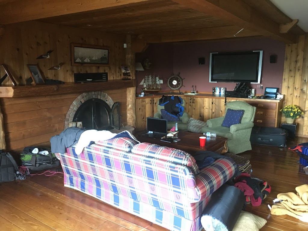North Saanich Oceanside Lodge - EMR Vacation Rentals | 279 Coal Point Ln, North Saanich, BC V8L 5P1, Canada | Phone: (250) 483-6790
