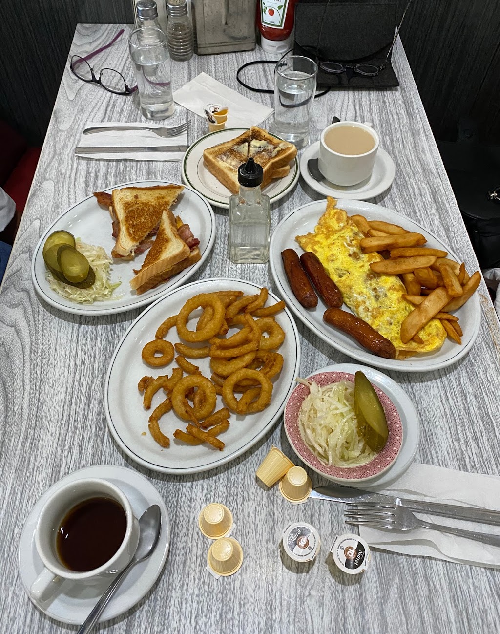 Downsview Restaurant | 2865 Keele St, North York, ON M3M 2G7, Canada | Phone: (416) 633-1350