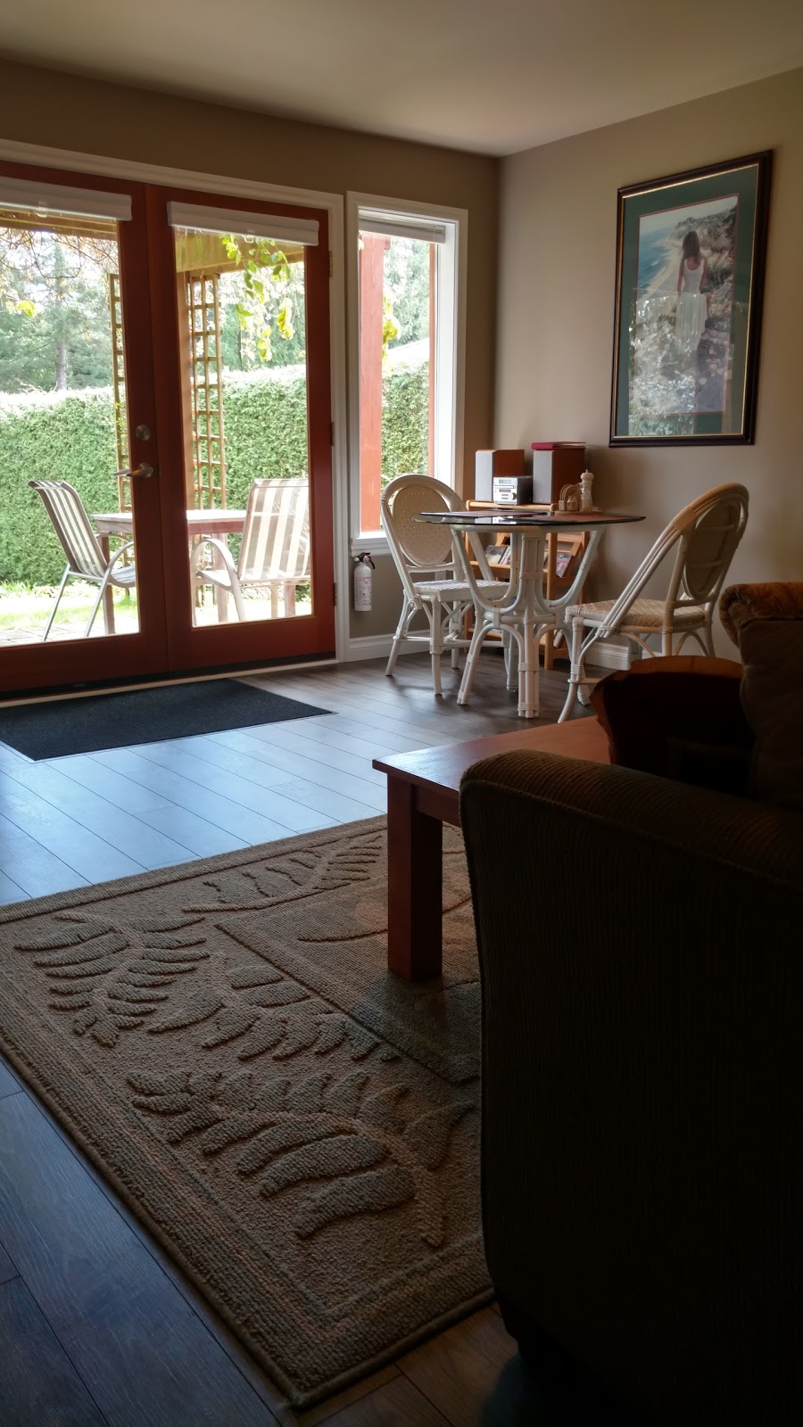 Nestledown Bed & Breakfast | 7655 Eureka Ave, Halfmoon Bay, BC V0N 1Y1, Canada | Phone: (604) 885-5570