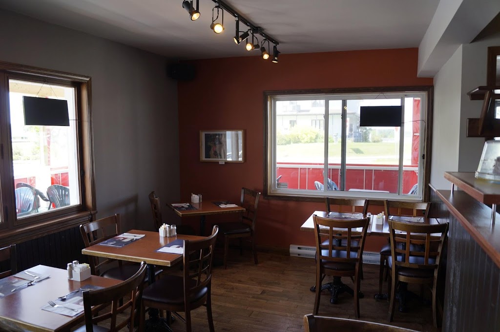 Resto Bar Le Repaire | 105 Rue Honfleur, Sainte-Monique, QC G0W 2T0, Canada | Phone: (418) 301-8555