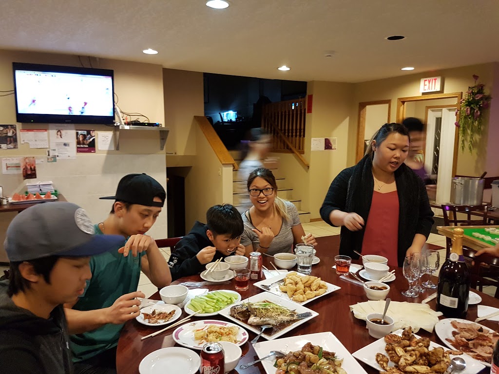 B & T Restaurant | 311 Center St, Langdon, AB T0J 1X1, Canada | Phone: (403) 936-2338