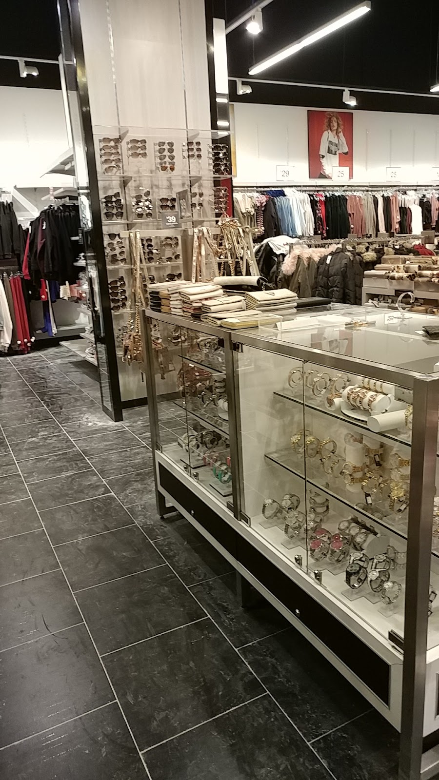 GUESS Factory | Taylor Rd, Niagara-on-the-Lake, ON L0S 1J0, Canada | Phone: (905) 641-5015