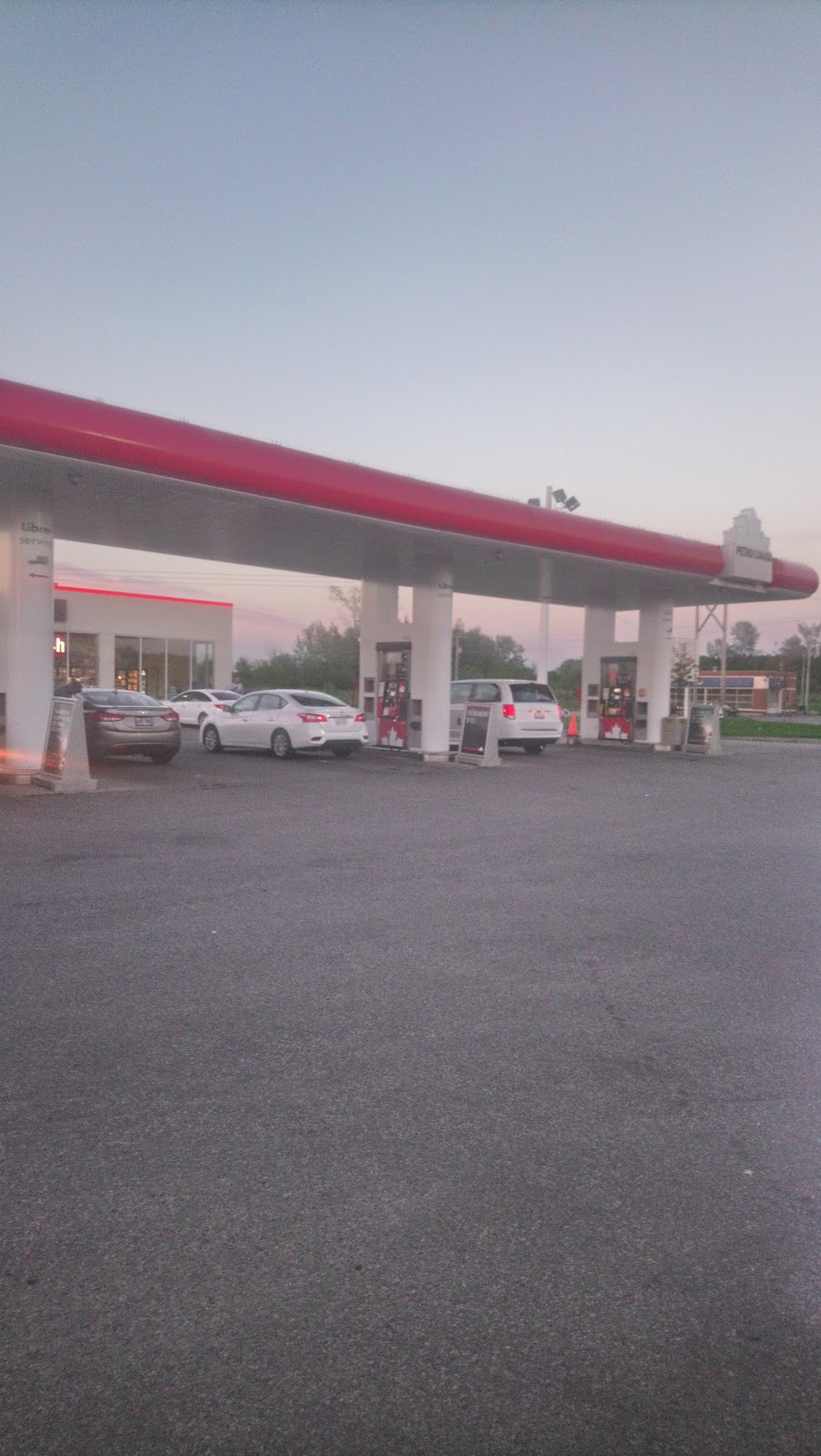 Petro-Canada | 98 QC-201, Rigaud, QC J0P 1P0, Canada | Phone: (450) 458-4082